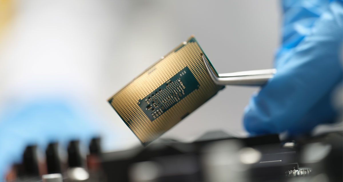 L'immagine mostra un chip tenuto da una pinzetta