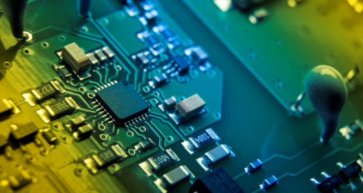 Immagine di un circuito elettronico con componenti elettronici