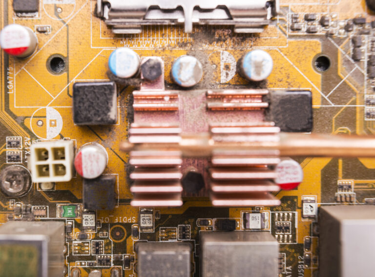 foto di un vecchio circuito stampato